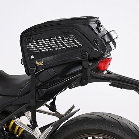 Moottoripyörän istuinlaukku kiinnityshihnajärjestelmällä, asentuu helposti ja turvallisesti useimpiin moottoripyörän istuimiin tai telineisiin.